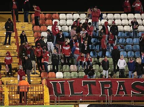 אוהדי הפועל ת"א. הגיעו למרות מזג האוויר (עודד קרני)