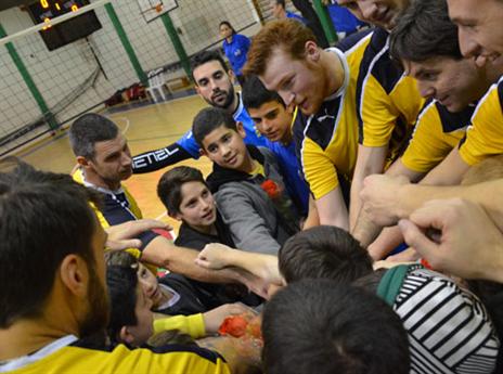 שחקני מכבי ת"א והילדים שהגיעו (רינת ורדי, האתר הרשמי)