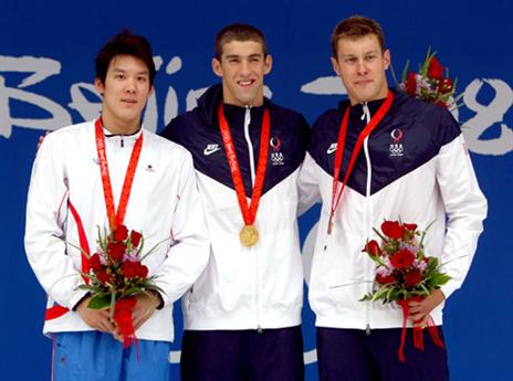 עם פלפס על הפודיום ב-2008 (gettyimages)