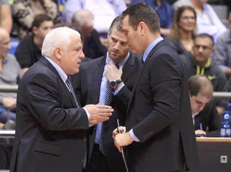 מקבל את המפתחות באיגוד. פיני גרשון (אלן שיבר)