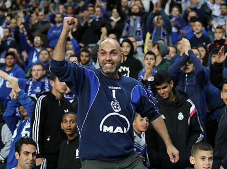 גם הוא מחכה להן  (צילום: אלן שיבר)