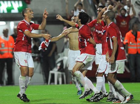 זה בטוח לא נכנס לקליפ. זהבי במדי הפועל