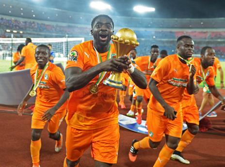 טורה והגביע. חיכו לו 23 שנה (AFP)