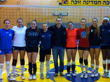 אוהב גם כדורעף. בלאט