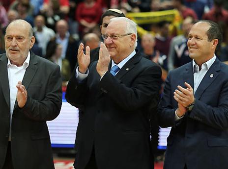 כבוד הנשיא כמובן הגיש את הגביע הקדוש (אלן שיבר)