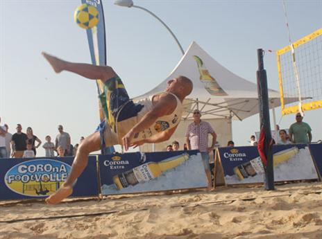 דודו טובי בפעולה. אירוע חורף בפוצ'יוולי (צילום: מעיין קהלני)