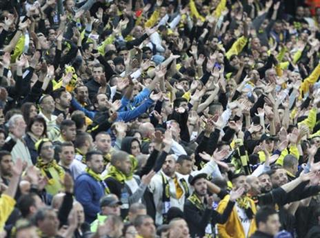 גיא לוי התאהב בקהל של בית"ר (צילום: דני מרון)