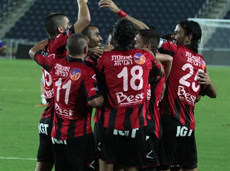 חזרו למקום הראשון. שחקני קטמון חוגגים (צילום: עדי אורן)