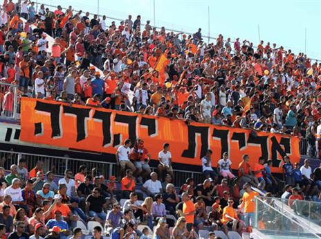הקהל צבע את היציע בכתום (אלן שיבר)