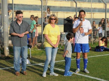 דני רופ, אמו של בר והחולצה לזכרו (צילום: רון שלום)