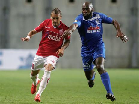 בוזגלו מרוכז בגביע (אלן שיבר)