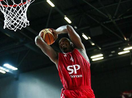 יינסי גייטס. מכיר טוב את המאמן (אלן שיבר)