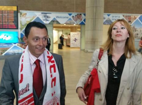 מקדים את הגעתו. מנדיונדו