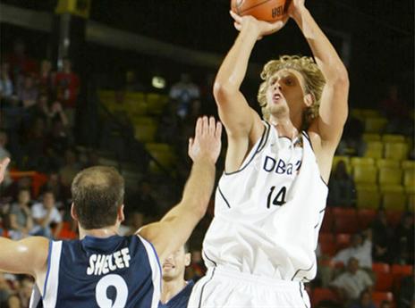 מול גור שלף ב-2003. נוביצקי (gettyimages)