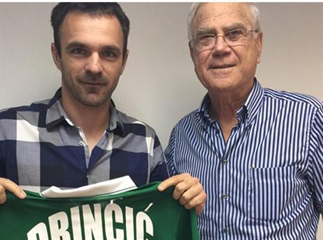 דרינצ'יץ' מקבל את החולצה משחר (האתר הרשמי של חיפה)