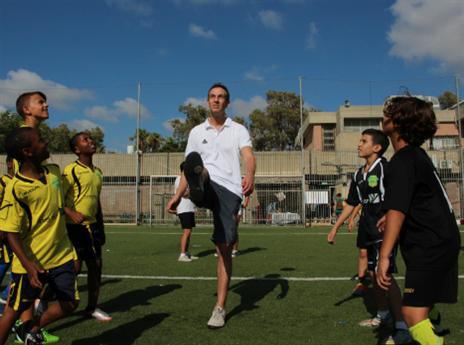 יש לו שליטה בכדור. קטש ("שער שיוויון")