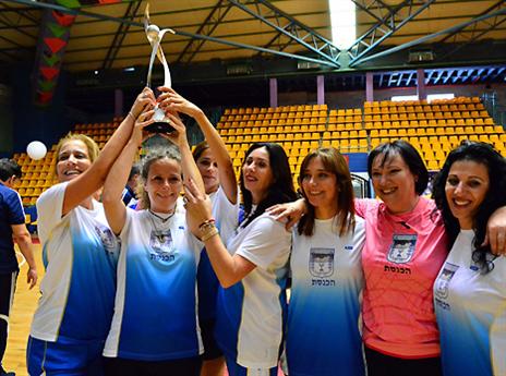 מניפות את הגביע, נבחרת החכי"ות