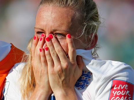 לא יכולה לעצור את הדמעות (Getty)