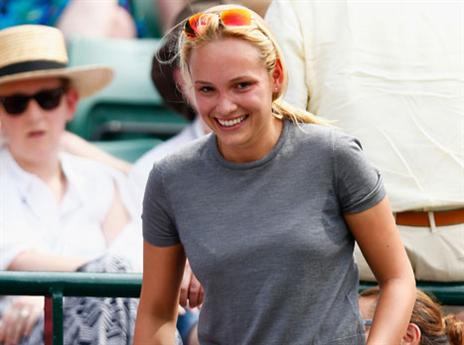 מעודדת את ואוורינקה. בת הזוג