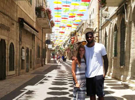 כמעט בגובה של המטריות. קאזינס