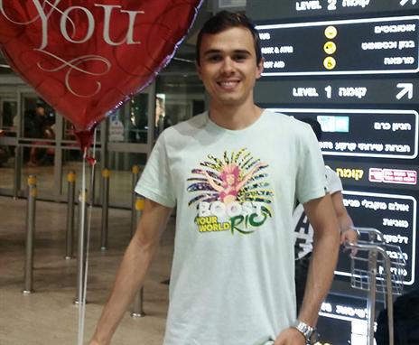 עכשיו הוא יכול ללבוש את החולצה