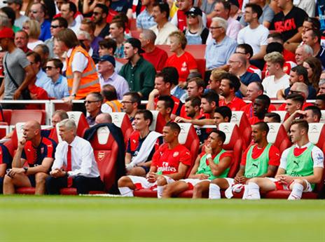 הספסל של ארסנל מתקשה להאמין (Getty)