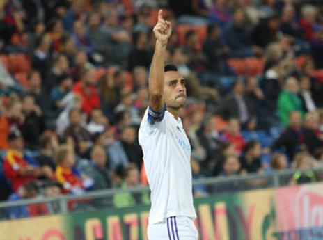 האיש שמחזיק את הכדורגל הישראלי (צילום: מכבי ת"א)