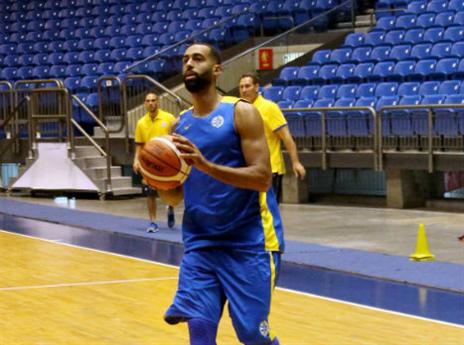 כבר התאמן היום עם מכבי. רנדל באימון