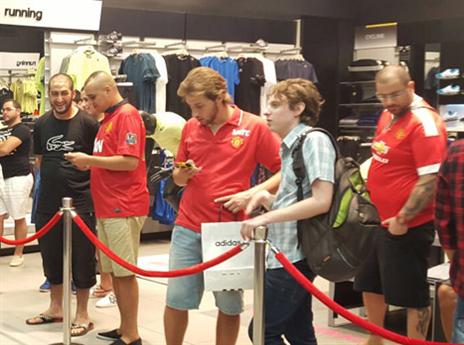 האוהדים בחנות של אדידס