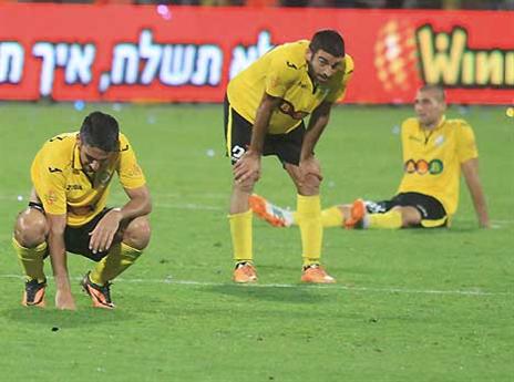 שלו מנשה והחברים מאוכזבים בגמר הגביע בעונת 13/14 (אלן שיבר)