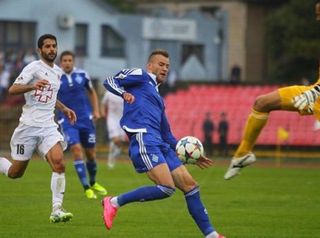 שיש משקיף על ירמולנקו במשחק בין שתי הקבוצות (האתר הרשמי של דינמו קייב)