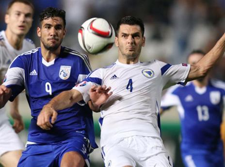 ספאחיץ' מנסה להגיע לכדור (Getty)