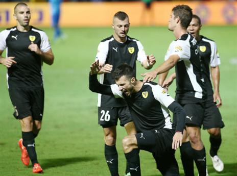 שחקני בית"ר חוגגים ניצחון ענק (אלן שיבר)