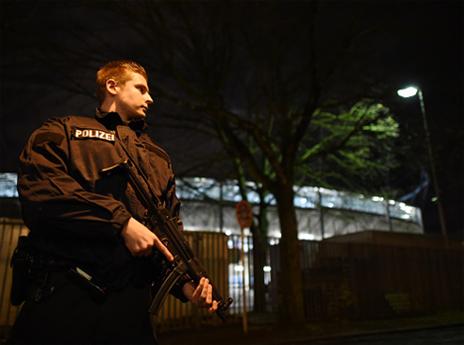 שוטר חמוש מחוץ לאצטדיון (Getty)