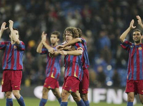 אינייסטה ושחקני בארסה בברנבאו ב-2005 (Getty)