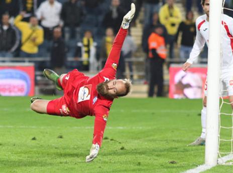 שקית הגרעינים פגעה בו. דני עמוס (דני מרון)