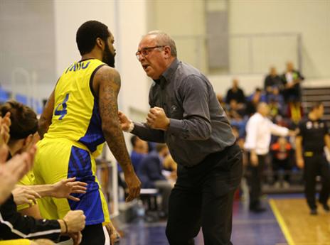 שרף מדרבן את סוואן (מנהלת הליגה, לירון מולדובן)