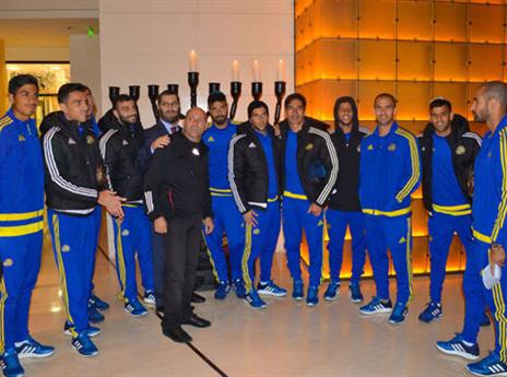 שחקני מכבי ליד החנוכיה בבית המלון