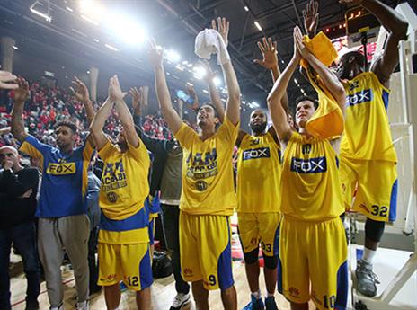 שחקני מכבי ת"א חוגגים עם האוהדים (אלן שיבר)