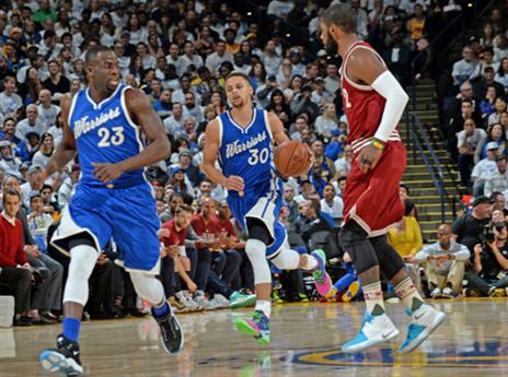 אירווינג מביט על קרי (Getty)