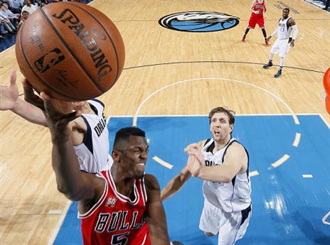 פורטיס קורץ לנוביצקי וללוח הסל (Getty(