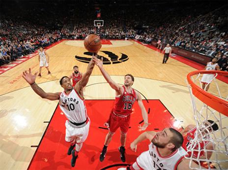 דרוזן וגאסול במאבק על הכדור (Getty)