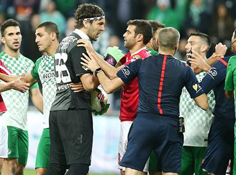 סטויקוביץ' עשה את הדרך לקצה השני של המגרש בניסיון למנוע את האדום של פלט (אלן שיבר)