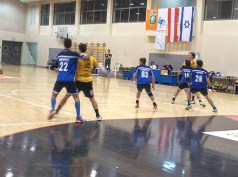 משחק ראשון צמוד (אלון סגל)