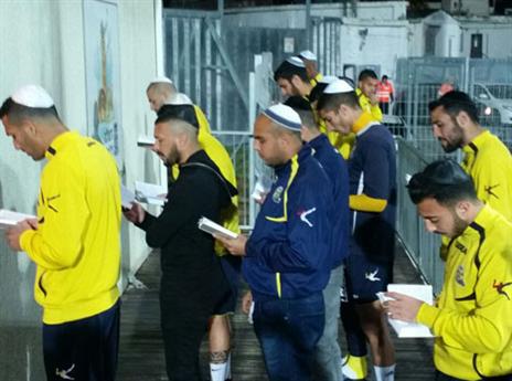 התפילות לא עזרו. שחקני קרית גת לפני המשחק