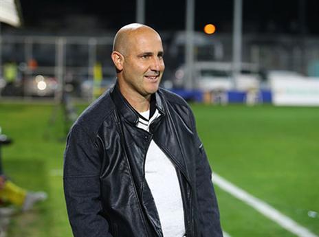 תעודת כבוד לקבוצה שלו. בנודיס (לירון מולדובן)