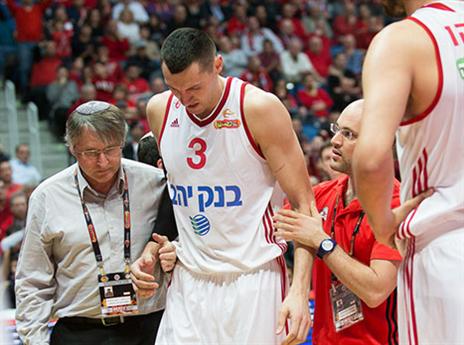 גפני יורד לחדרי ההלבשה אחרי הפציעה (עודד קרני)