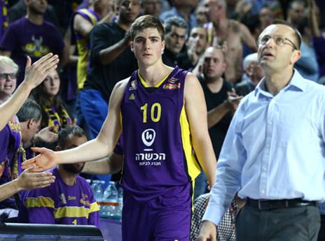 משחק שני פחות מוצלח לאדם אריאל (אלן שיבר)