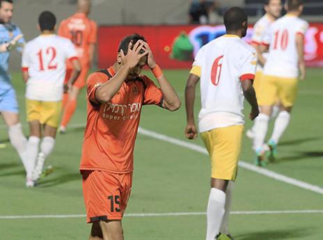 נס זמיר עם הפנים בין הידיים. מאי 2014 (אלן שיבר) מחר הנקמה?