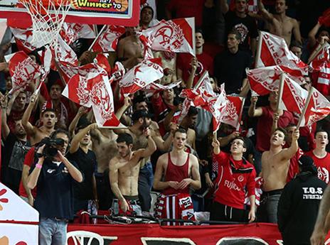 לא מפסיקים לעודד. אוהדי הפועל ת"א (אלן שיבר)